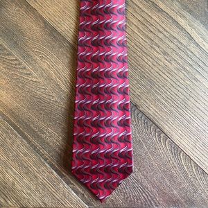 Vanheusen Men’s Silk Tie w Red and Blue Design